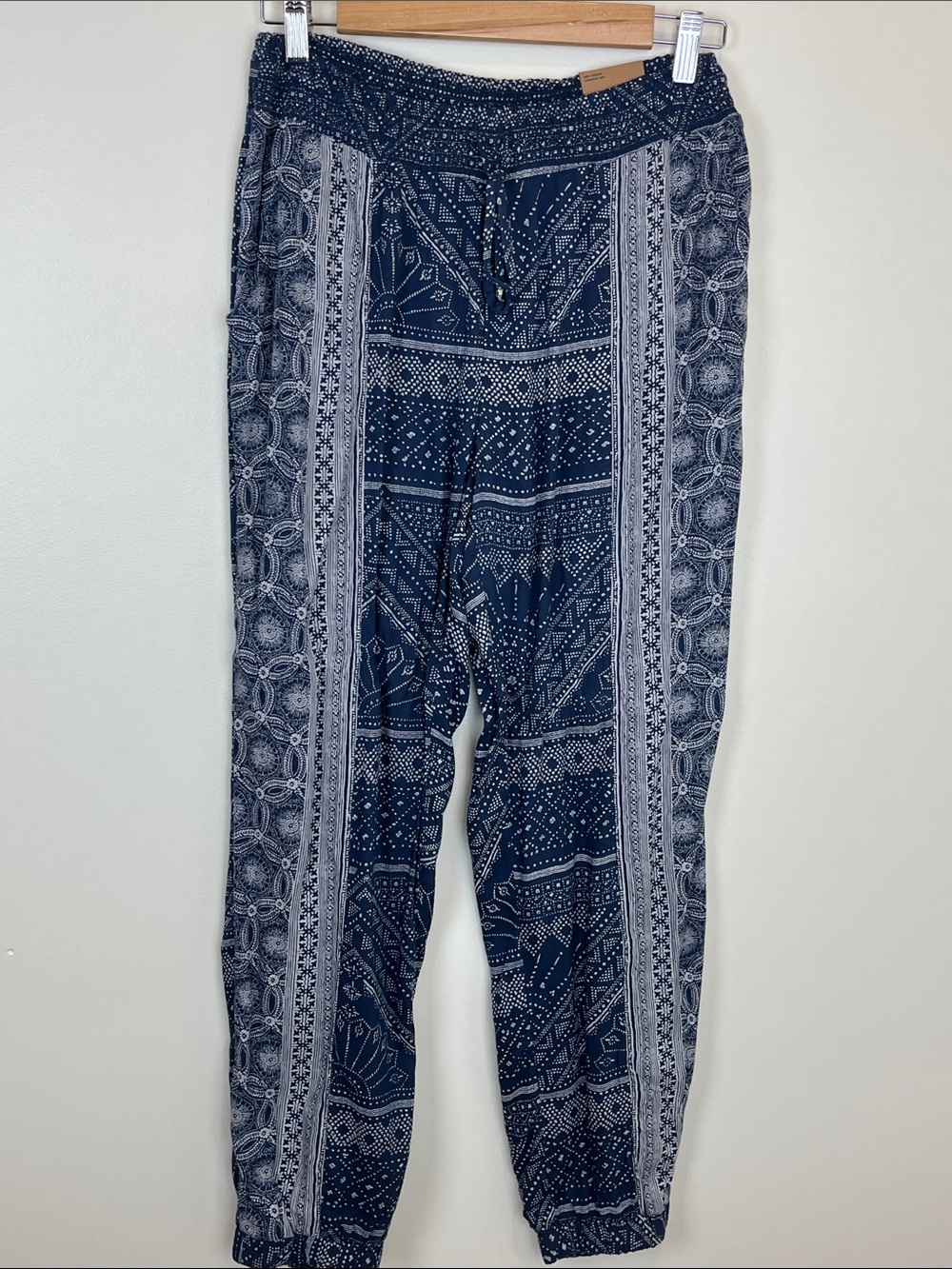 NWT American Eagle women’s bandana print joggers. Size Medium